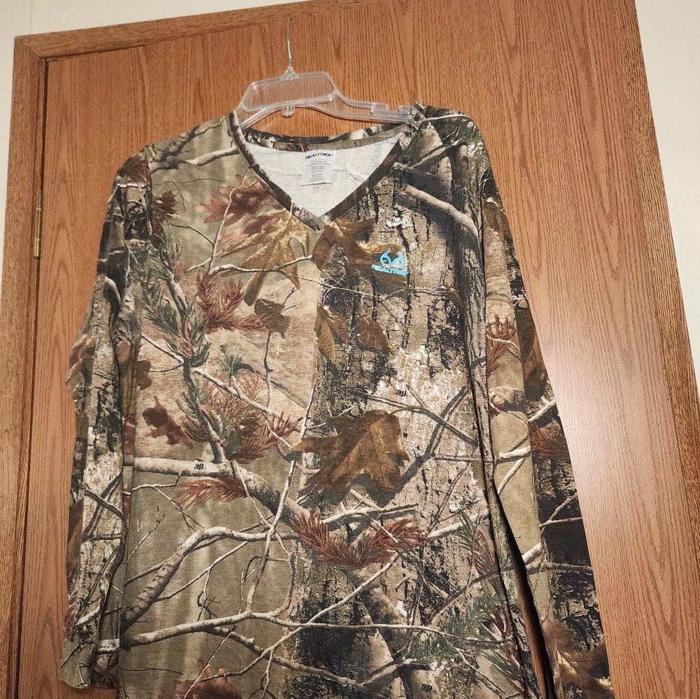 Ladies REALTREE AP Camo Long Sleeve V-Neck T-Shirt Womens  2XL Shirt, Soft